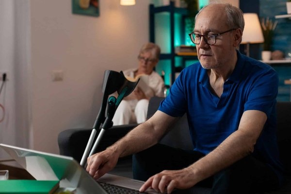 Quels exercices sont recommandés pour améliorer l'amplitude de mouvement chez les patients atteints de sclérodermie ?