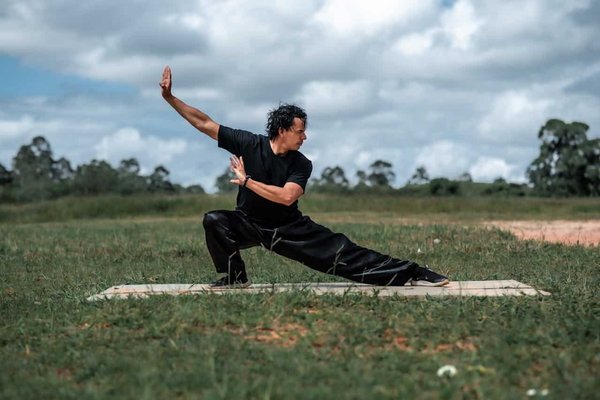 Quels sont les bénéfices de la pratique régulière du Tai Chi pour la gestion du stress et la perte de poids ?